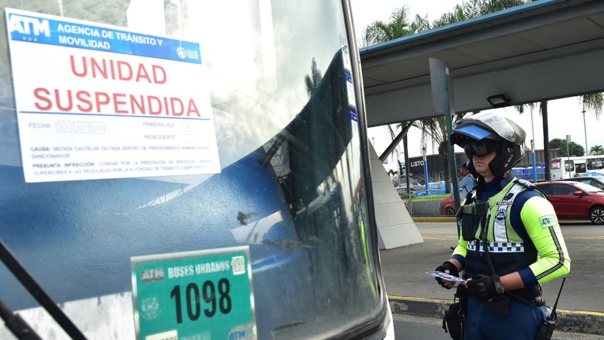 Una decena de buses fueron suspendidos en los exteriores de la Terminal Terrestre.