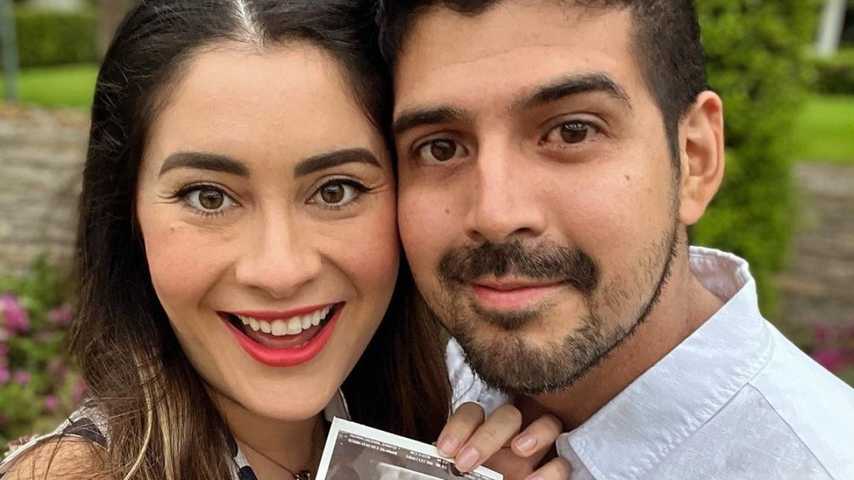 Jennifer Pazmiño y su novio.