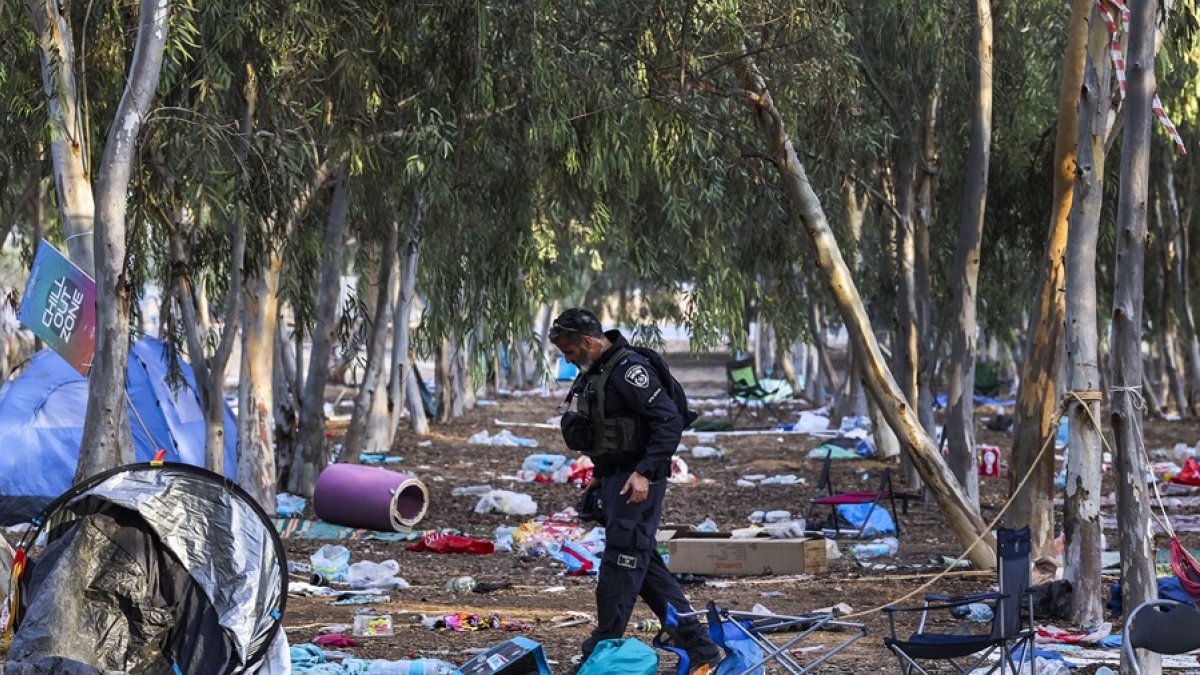 Un oficial israelí camina entre las pertencias de lo jovenes asistentes al Festival Super Nova en Re'im,
