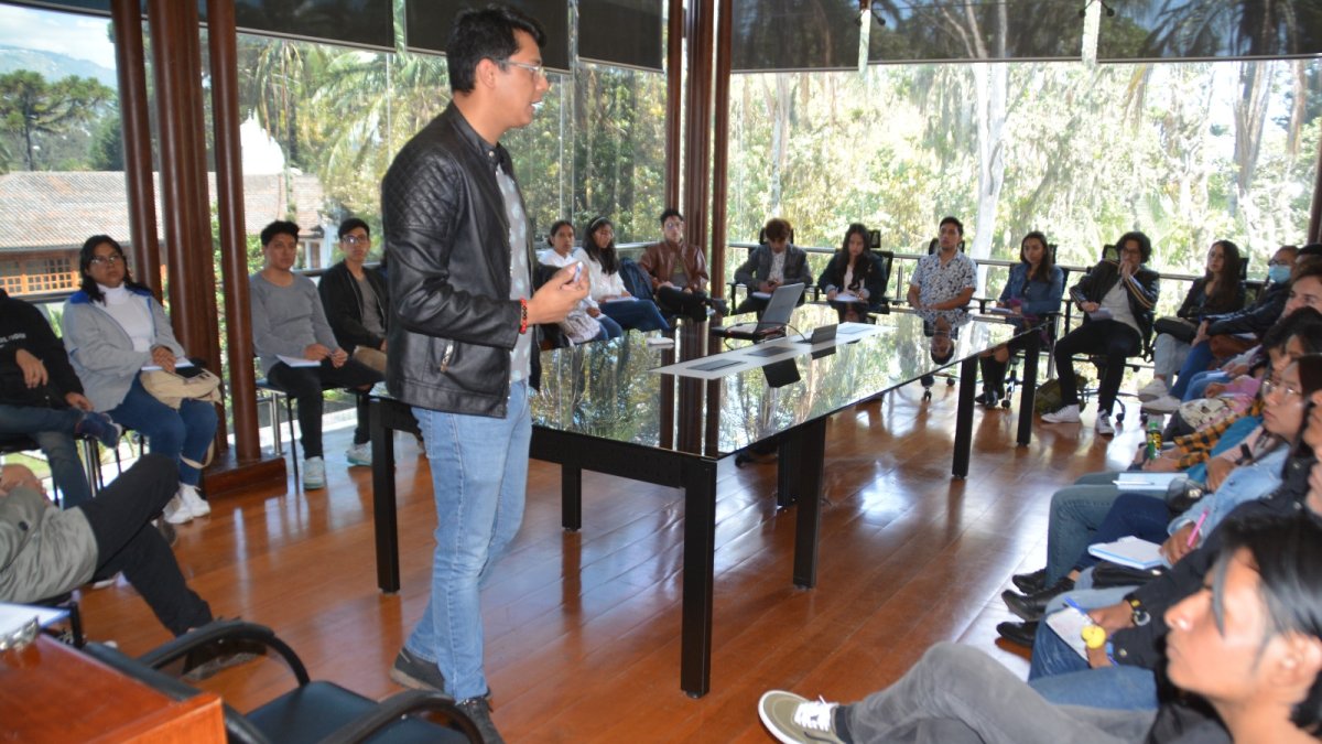 Los jóvenes conocieron temas de política y participación ciudadana.