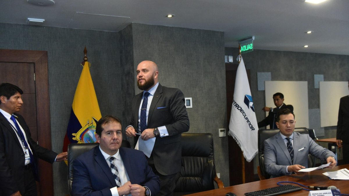 El gerente de Petroecuador subrogante, Reinaldo Armijos (de pie), durante el anuncio de la venta 'spot' de cuatro meses.