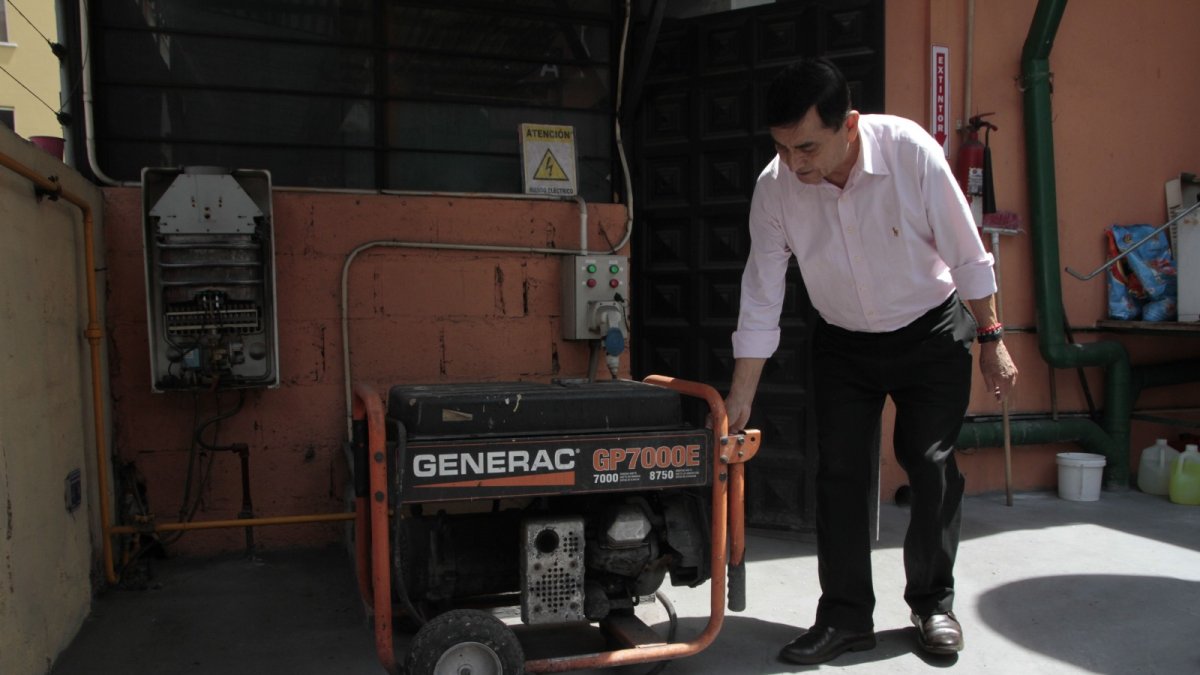 Los propietarios han tenido que adquirir generadores de energía y otros artículos.