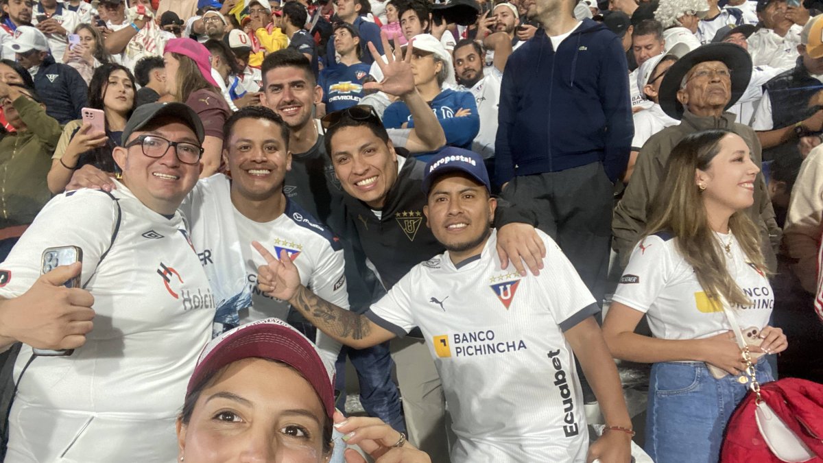 Selena Reyes junto a su hermano Paúl (i) y su enamorado Andrés Oña (d) en el estadio de Punta del Este.
