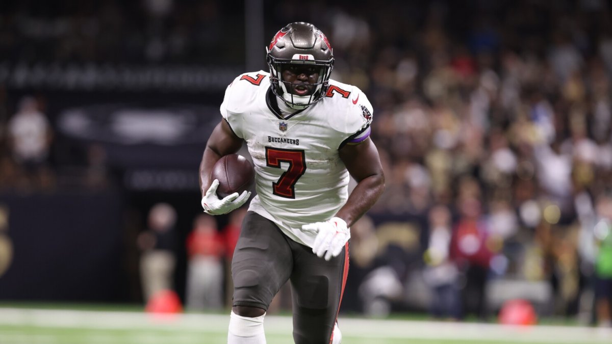 Leonard Fournette # 7 de los Tampa Bay Buccaneers corre campo arriba contra los New Orleans Saints durante un juego en el Ceasars Superdome el 18 de septiembre de 2022 en Nueva Orleans.