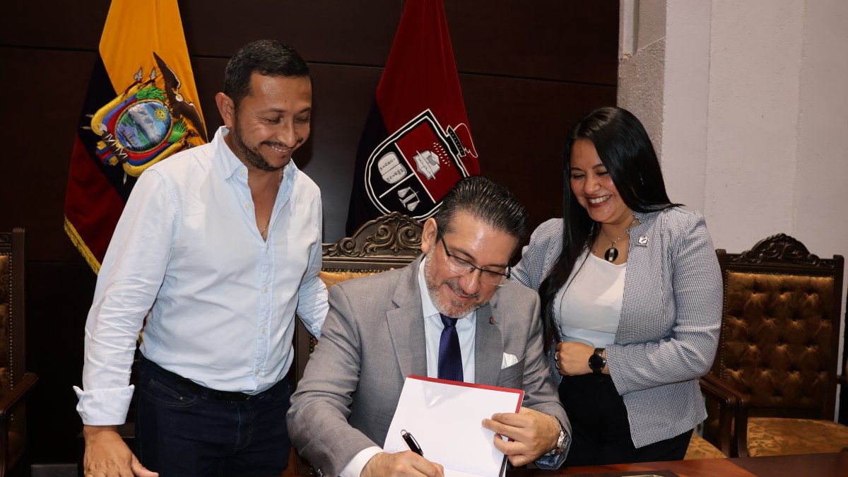 Libro. René  Astudillo le firma su libro a estudiantes de derecho e invitados.