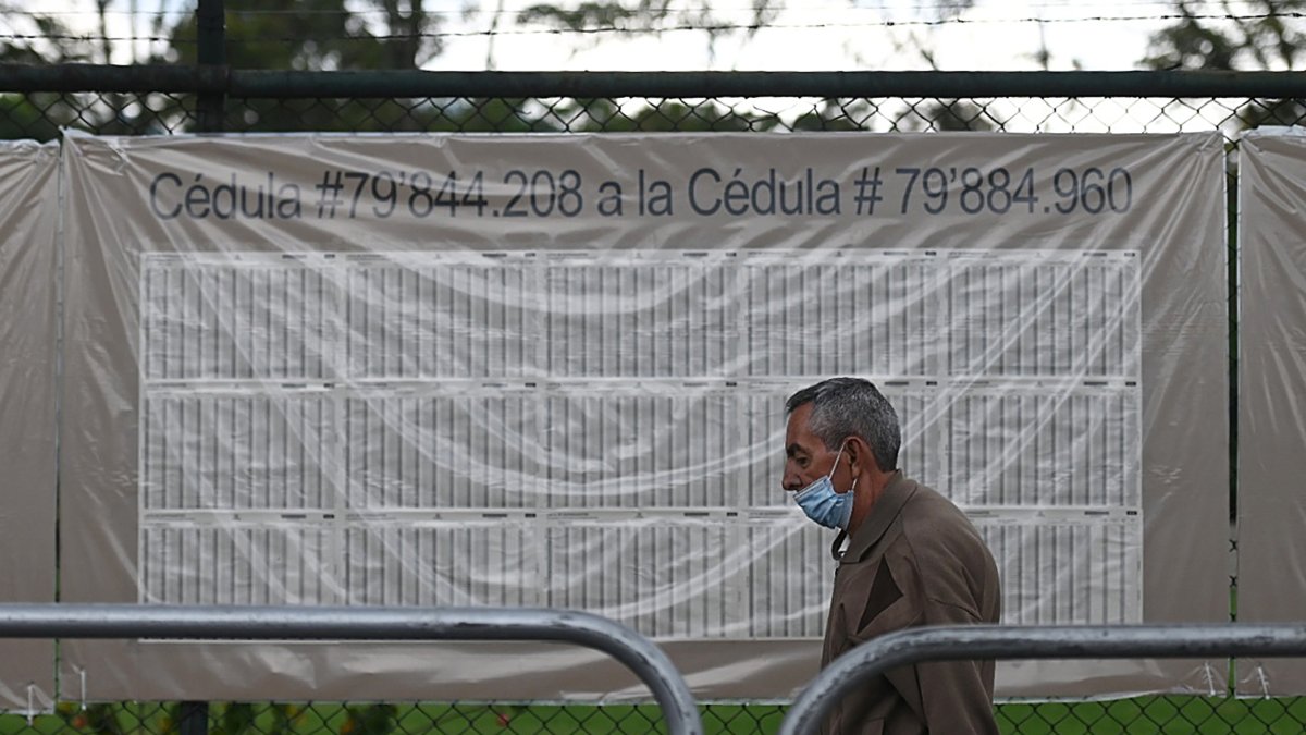 Un hombre sale de un puesto de votación el día de las elecciones en Bogotá (Colombia).