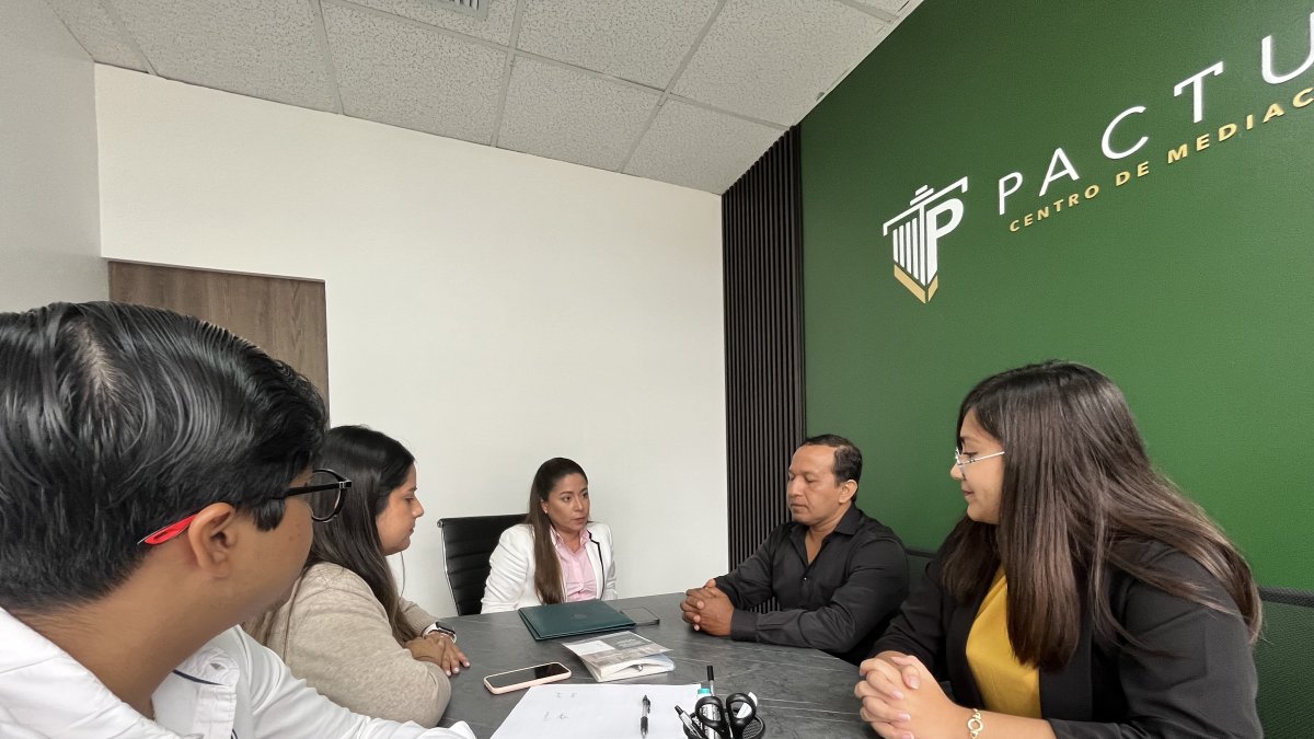 Audiencia. La pareja puede asistir sola o con sus abogados; no es necesario que los menores se presenten.