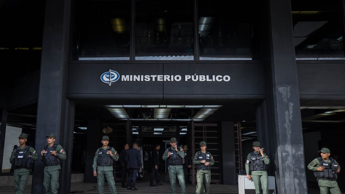 Militares custodian la entrada de la sede principal del Ministerio Público, en Caracas (Venezuela).
