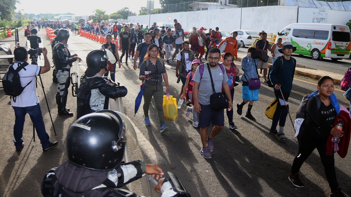 Fotografía de migrantes caminando en caravana para intentar llegar a EE. UU. desde la ciudad de Tapachula, estado de Chiapas (México).