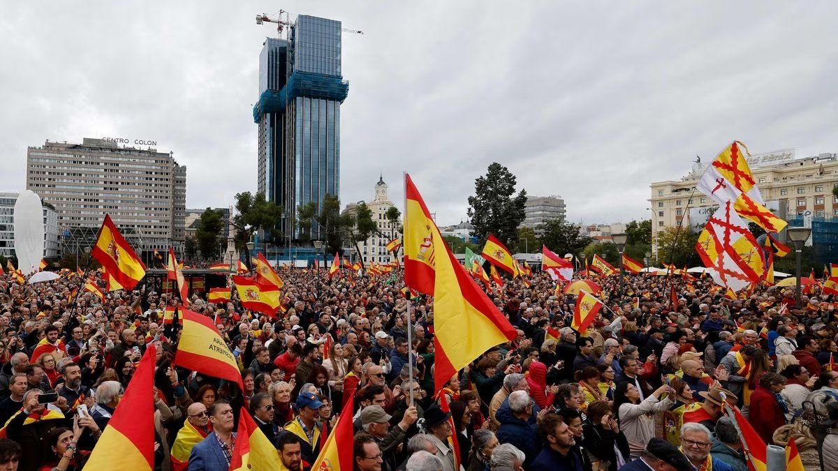 Protesta. Miles de personas protestan contra la amnistía en la plaza de Colón, en Madrid.