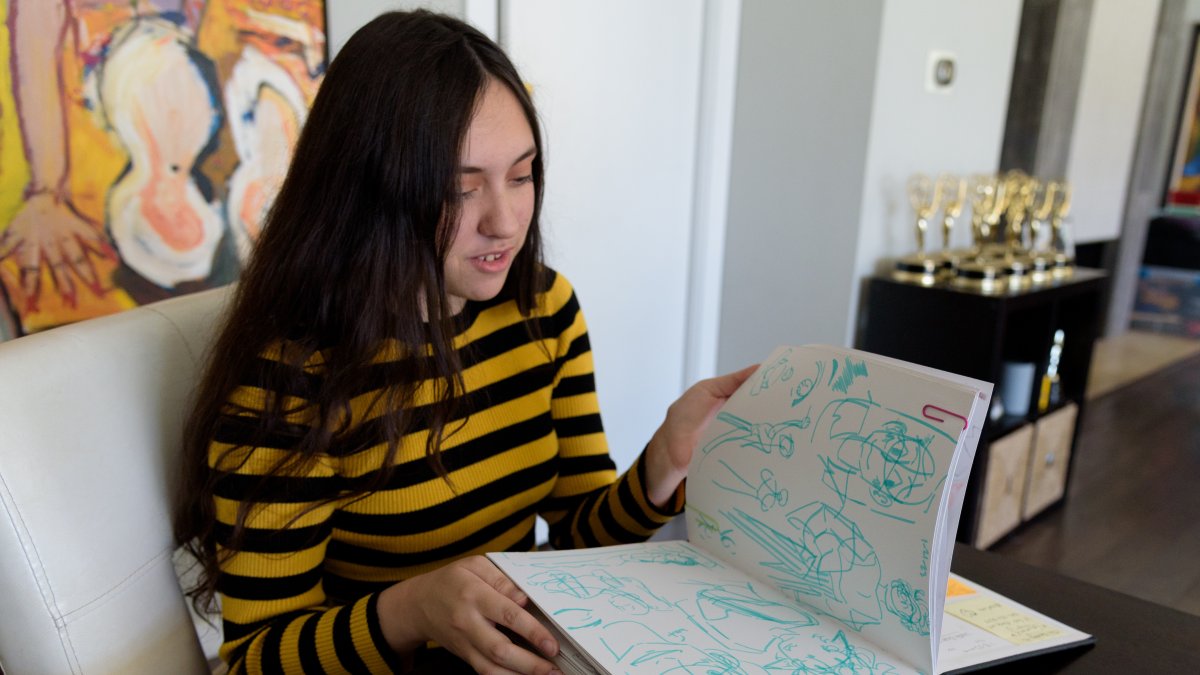 Adrianna Procida, una joven de 18 años diagnosticada desde hace una década con el síndrome de hipermovilidad Ehlers-Danlos (EDS), habla sobre su libro