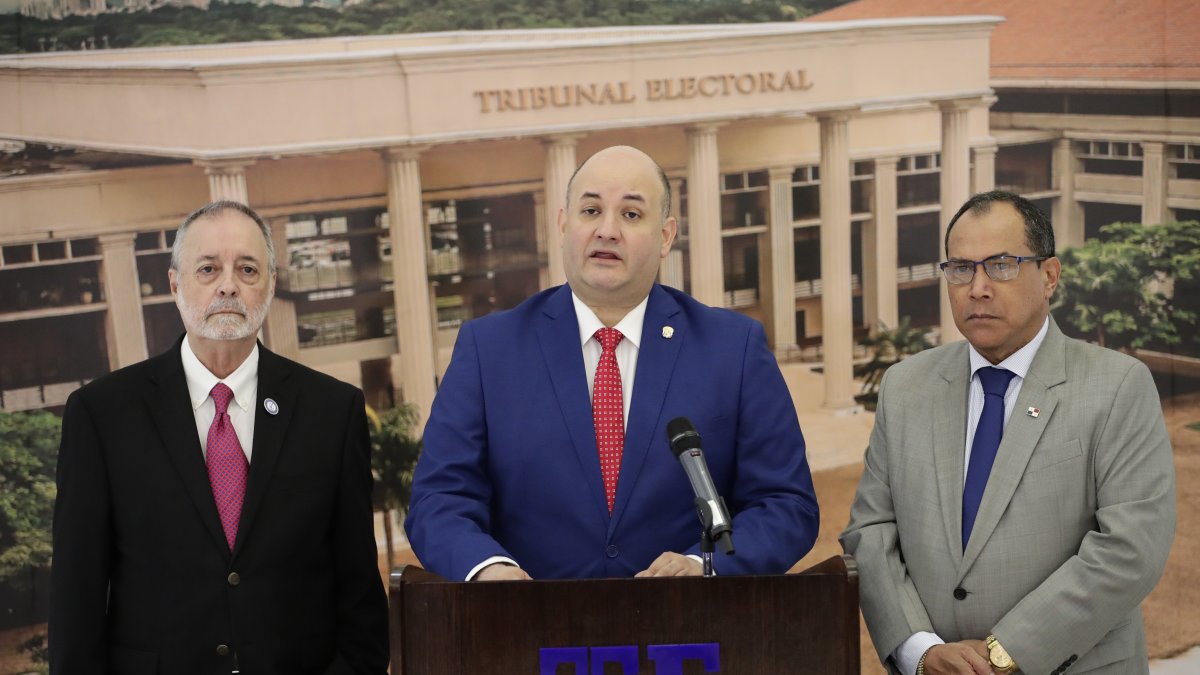 El magistrado presidente Alfredo Juncá Wendehake (c) habla junto a el magistrado  Eduardo Valdés Escoffery (i) y  Luis Alfonso Guerra Morales durante una rueda de prensa