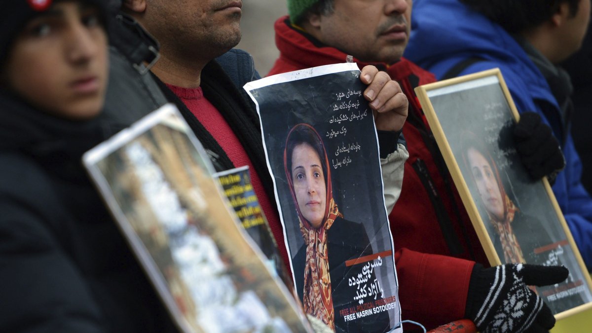 Abogada y defensora de los derechos humanos iraní Nasrin Sotudeh ante la embajada de Irán en Berlín