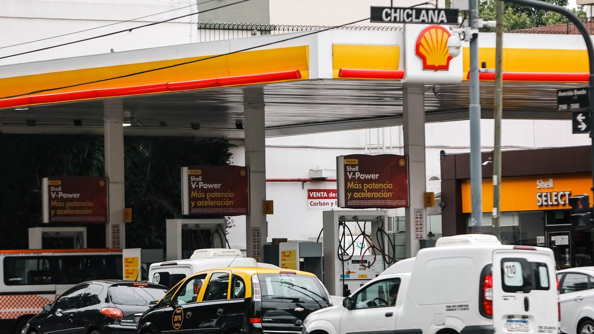 Retrasos. Las estaciones de servicio se encontraron copadas de vehículos en busca de combustible.