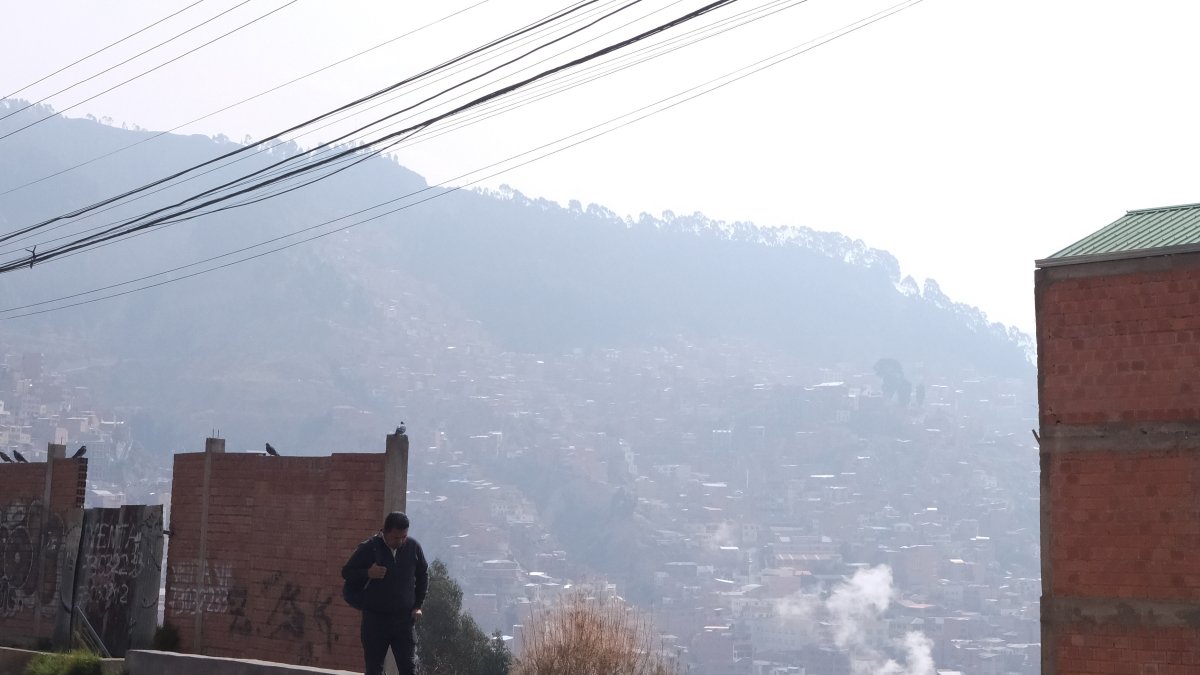 Vista de humo causado por incendios forestales sobre las laderas de La Paz (Bolivia). Foto de archivo.