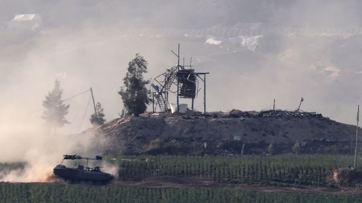 Gaza. Un vehículo del ejército israelí maniobra en una zona de la Franja, este 31 de octubre de 2023.