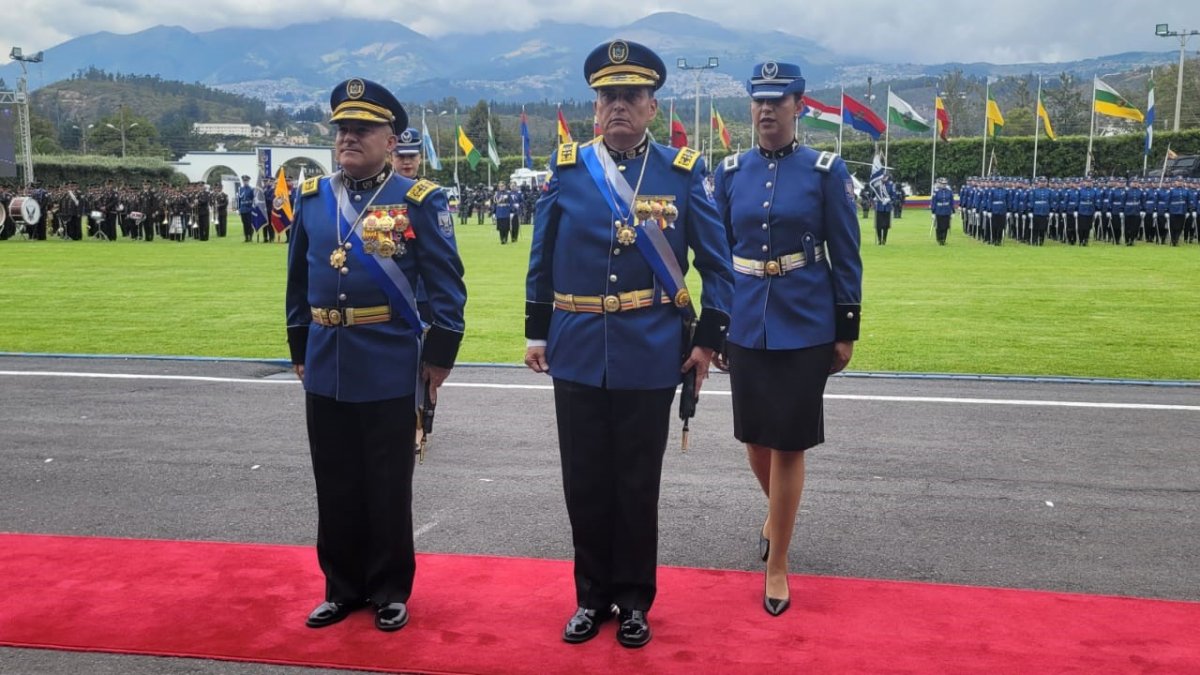 Ceremonia. El excomandante de la Policía, Fausto Salinas, entregó el mando a César Zapata.