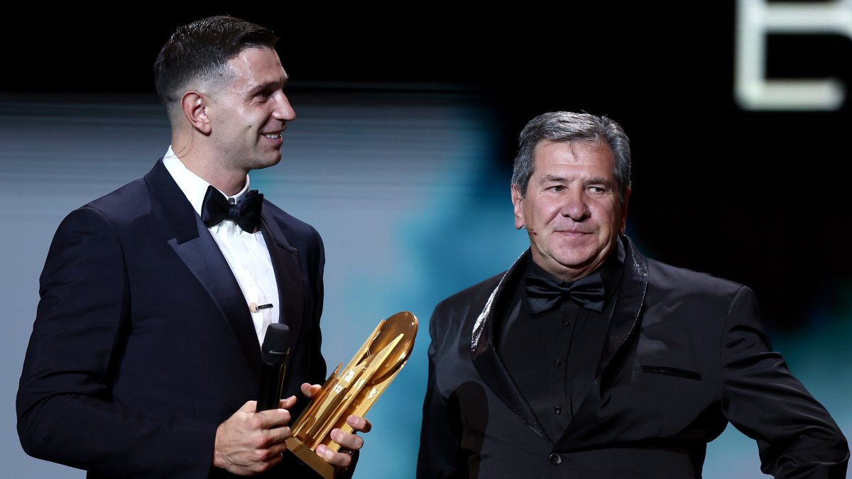 El portero del Aston Villa Emiliano Martinez junto a su padre en la gala del Balón de Oro.