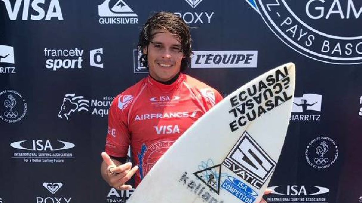 El surfista Israel Barona representó al país en varios competencias internacionales.