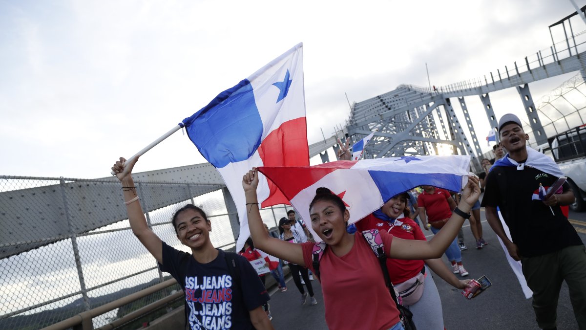 Miles de personas salen a la calle luego de que el Tribunal Electoral (TE) de Panamá dijera que 