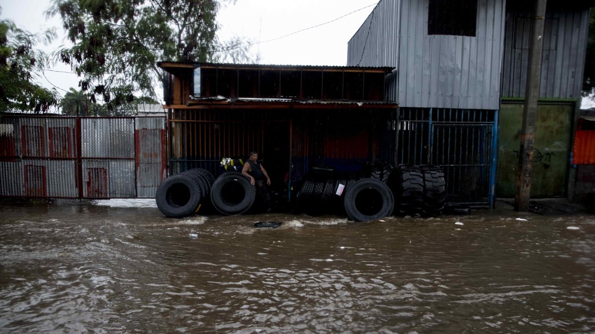 Una persona observa el panorama tras un de las recientes tormentas tropicales que afectó este país centroamericano.