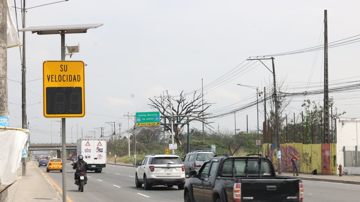 Vía a Daule. En el kilómetro 3,5, dos radares se encuentran apagados y sin cámaras hace más de una semana.
