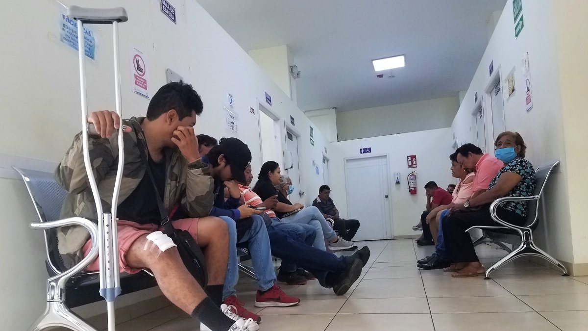 Un grupo de pacientes esperar su consulta en un centro médico particular de Guayaquil.