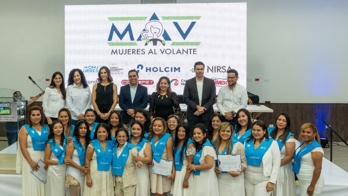 Las graduadas ahora podrán operar tráileres, volquetas, tanqueros, plataformas públicas y mixers.