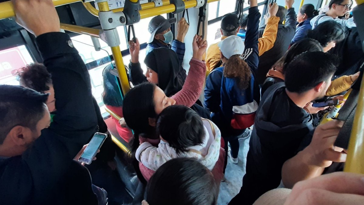 Individualismo. Una mujer carga a su bebé mientras otros van sentados en los lugares para personas vulnerables.pp Image 2023-10-31 at 16.54.41