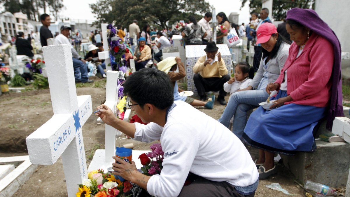 Tradición. Familiares pintan las tumbas de sus muertos, en Calderón.