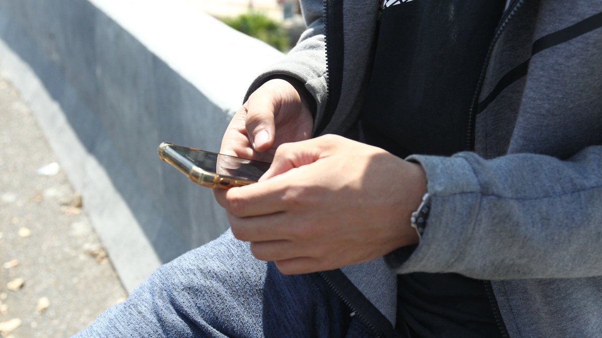 Una persona recibe y envía mensajes a través de su celular.