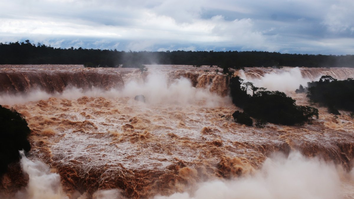 Fotografía que muestra las Cataratas del Iguazú hoy, ubicadas en la ciudad de Foz do Iguaçu, oeste de Paraná (Brasil).