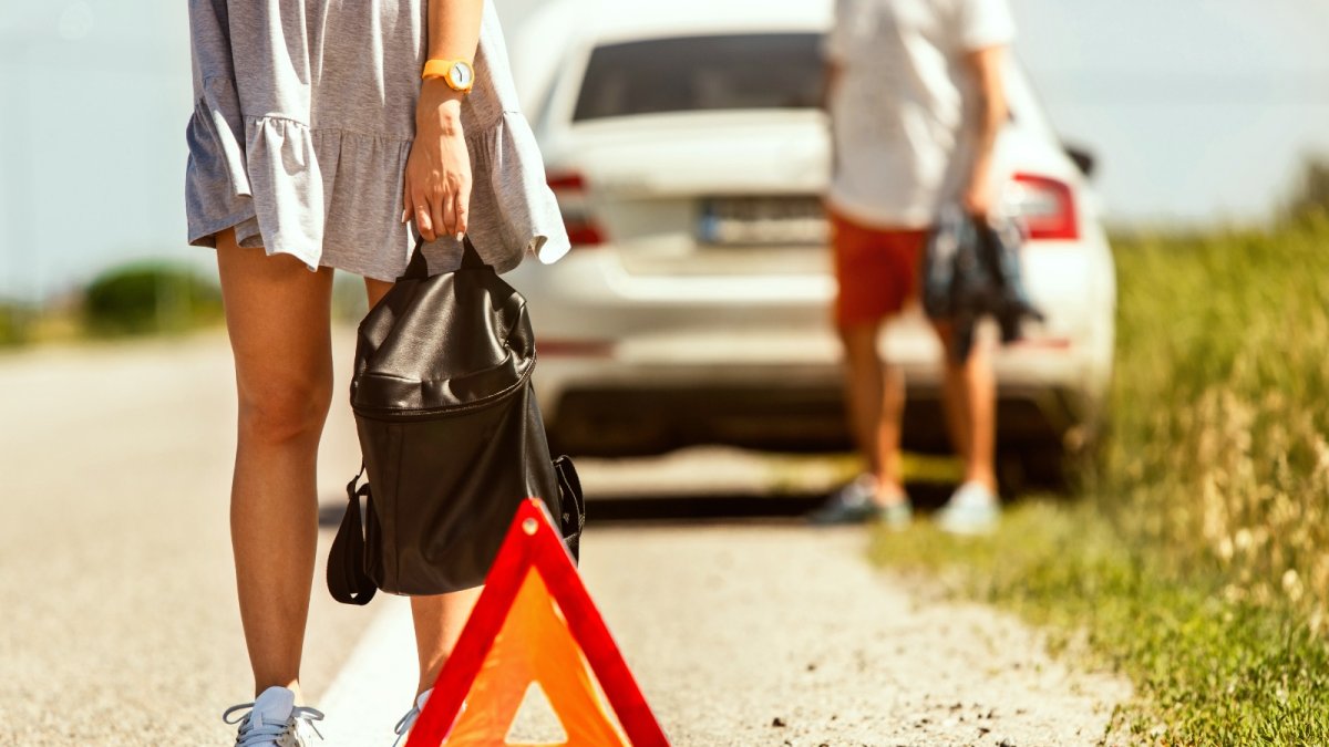 Si su carro se daña oríllese al costado, encienda luces y coloque el triángulo.