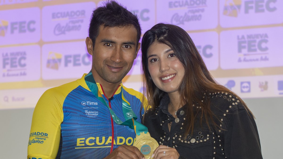 Jhonatan Narváez y su esposa Génesis Rodríguez posaron con la medalla de oro.