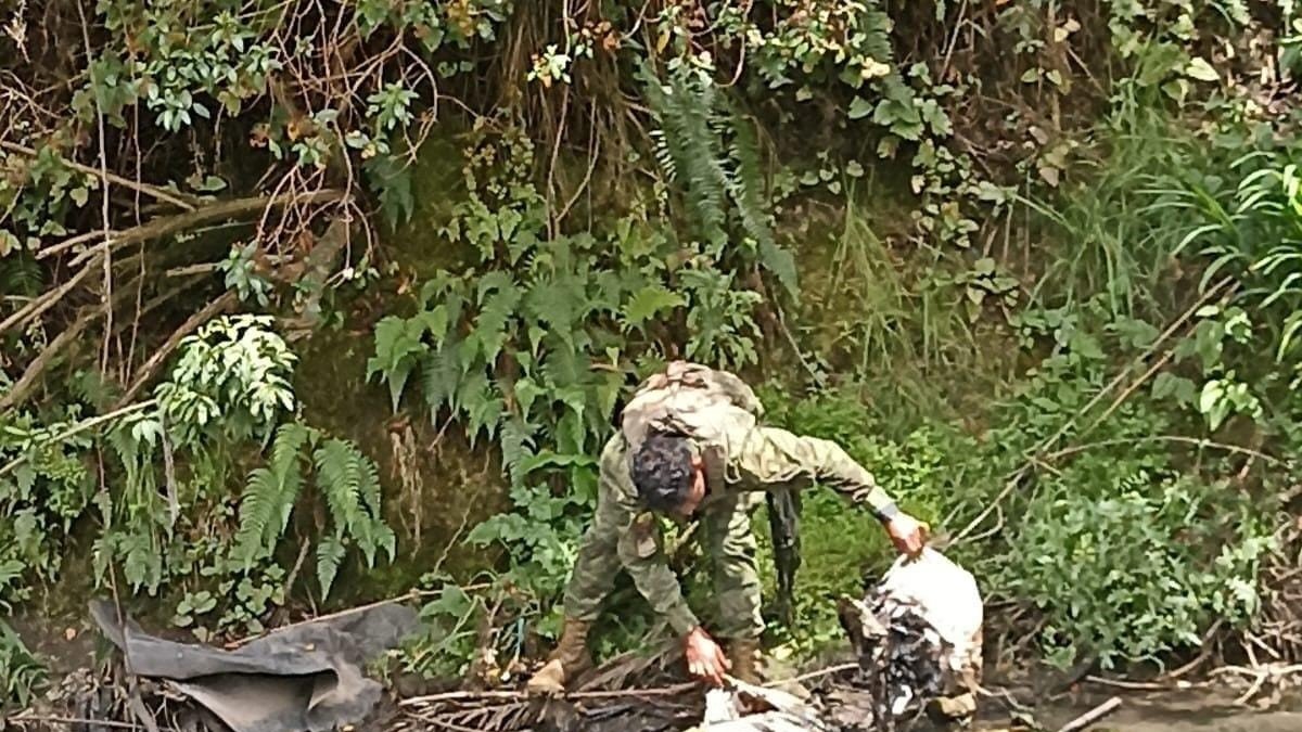 Rastreo. Militares y policías revisan todas las áreas cercanas al sitio donde desaparecieron las menores.