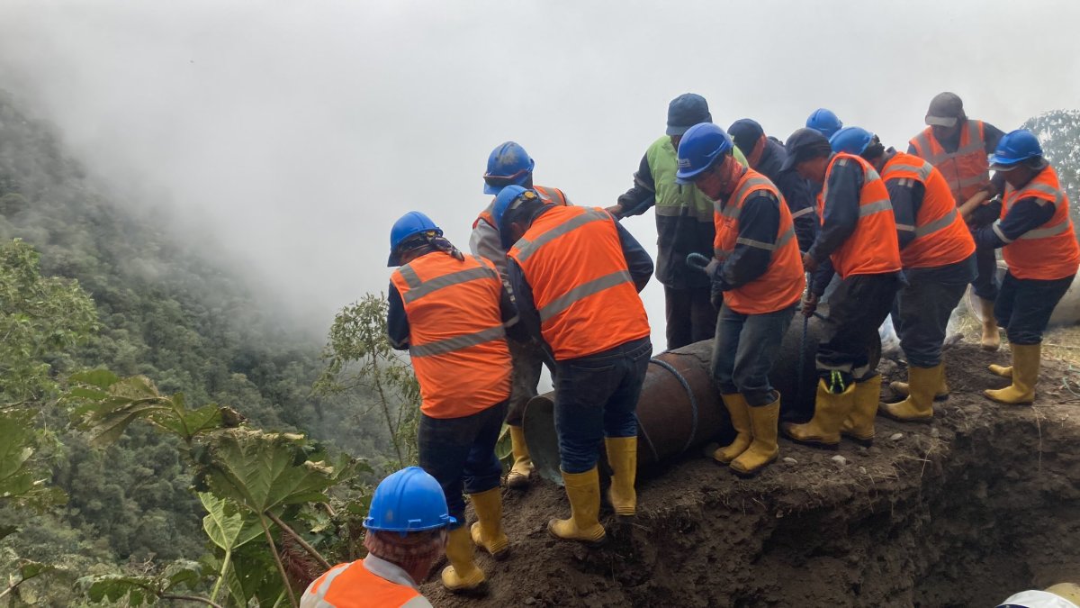 Empleados de la Empresa Pública Metropolitana de Agua Potable y Saneamiento de Quito.
