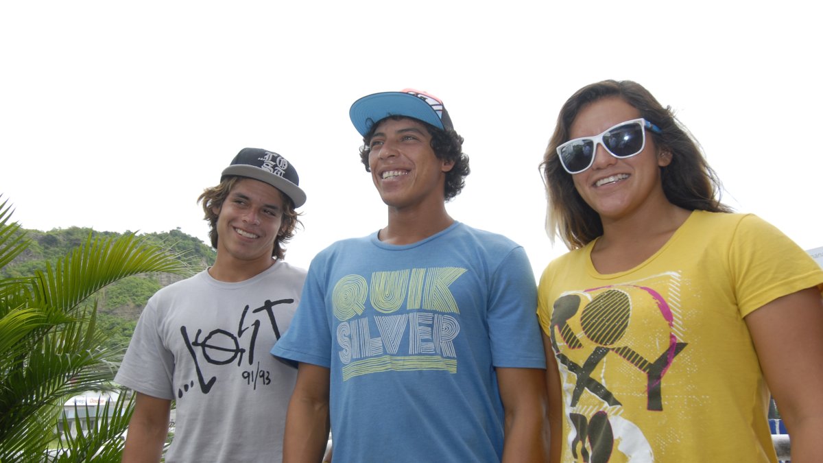 Israel Barona (i), Jonathan Zambrano 'El Gato Chile' y Mimi Barona en una foto del recuerdo.