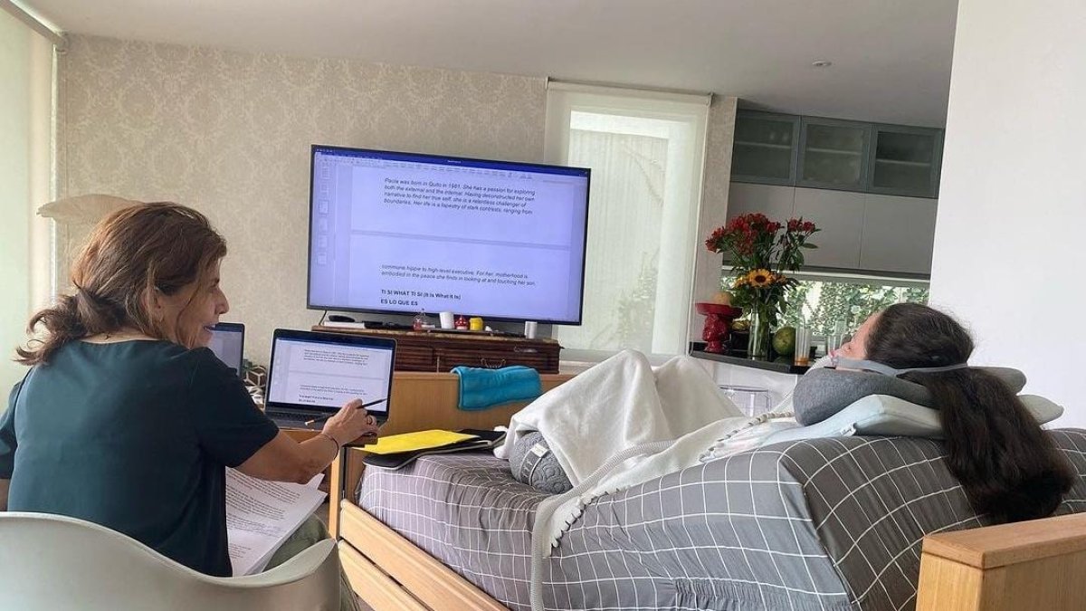 Paola Roldán, paciente de ELA, está postrada en una cama. Es ciudada por un equipo de profesionales médicos.