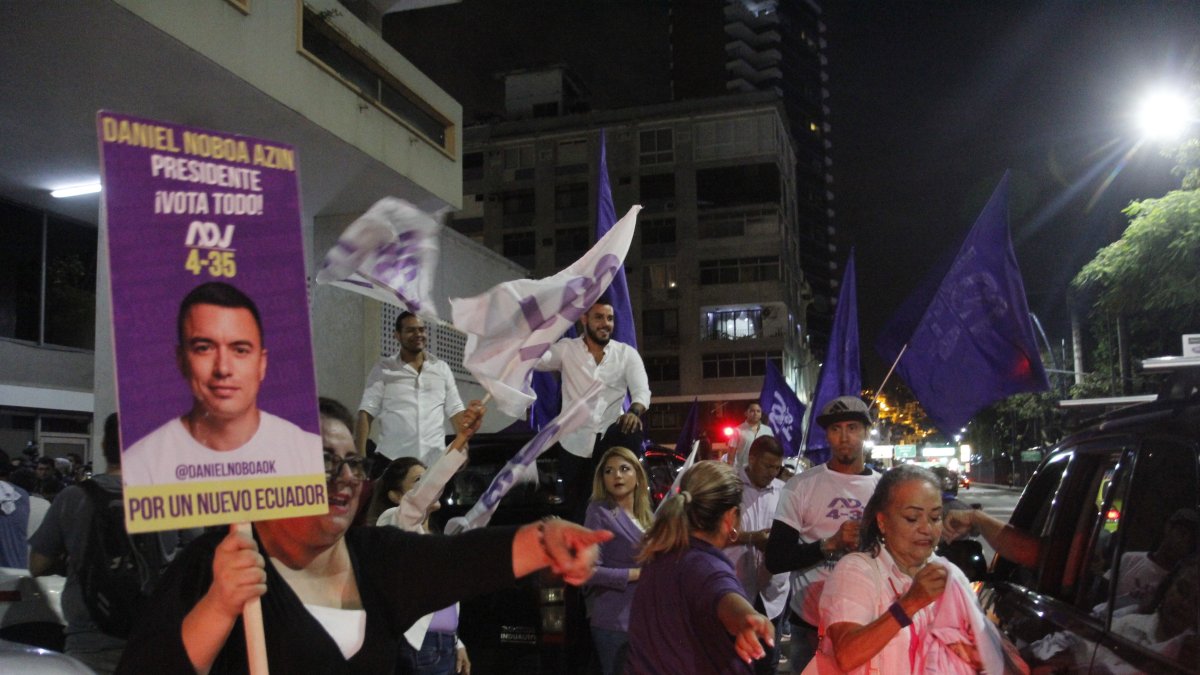 Simpatizantes de Daniel Noboa durante la celebración de su triunfo en la segunda vuelta electoral del 15 de octubre.
