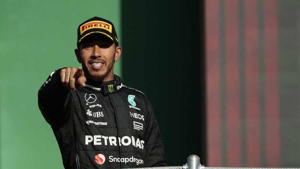 Lewis Hamilton está a solo 20 puntos de Checo Pérez, quien es segundo en el Mundial.