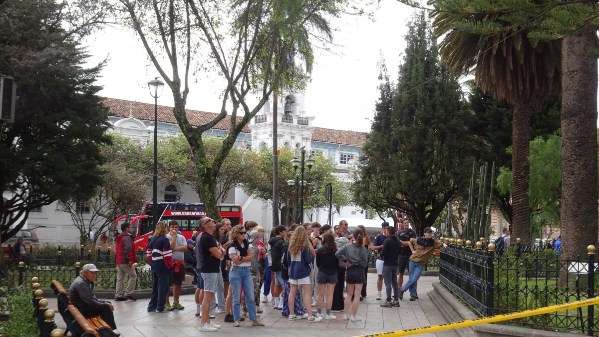 Historia. Turistas recorren el parque Calderón en el centro de la ciudad.