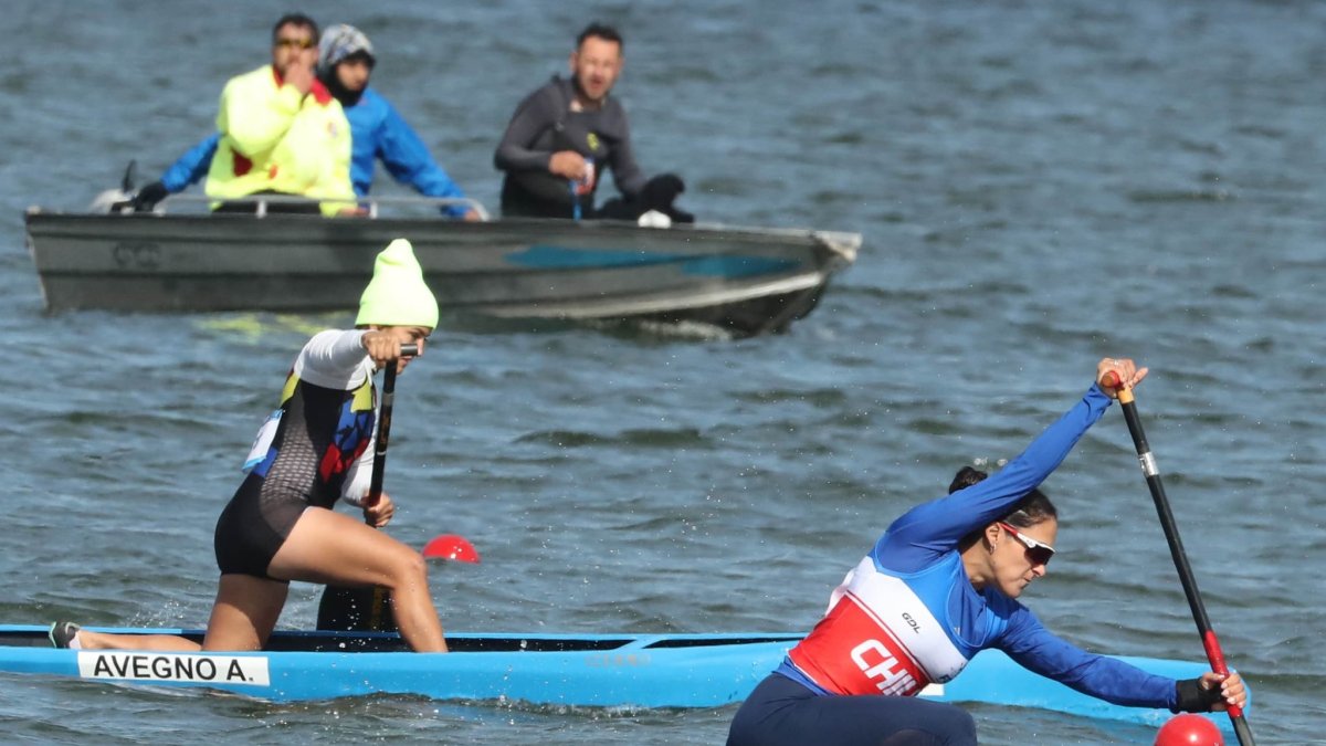 Angie Avegno (i) fue la mejor en las semifinales de la prueba C1 200 metros de canotaje.