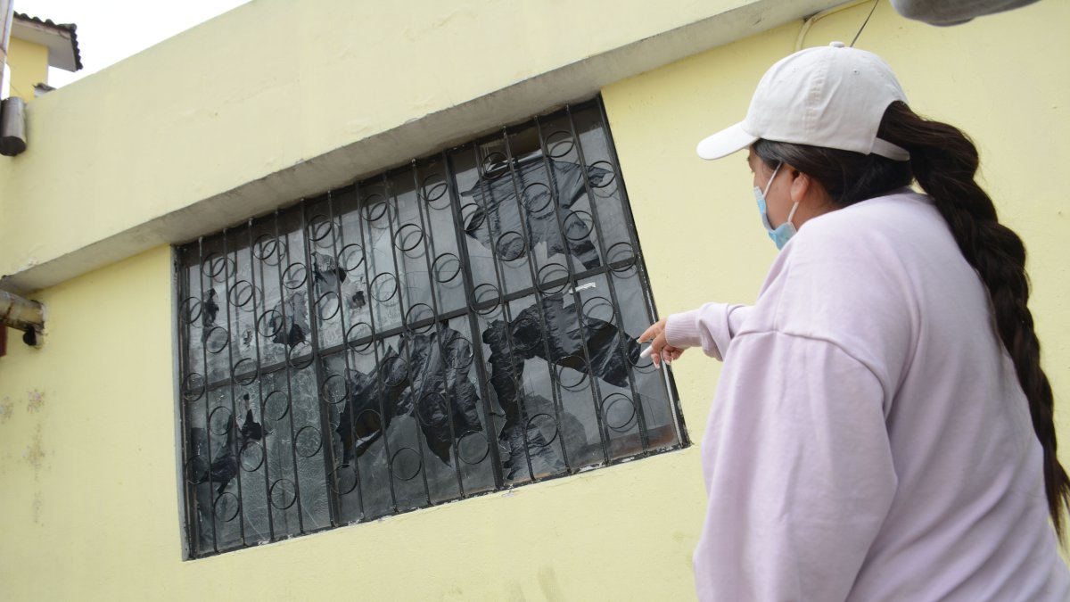 Escena. Sofía muestra cómo destrozaron los vidrios de sus vecinos.