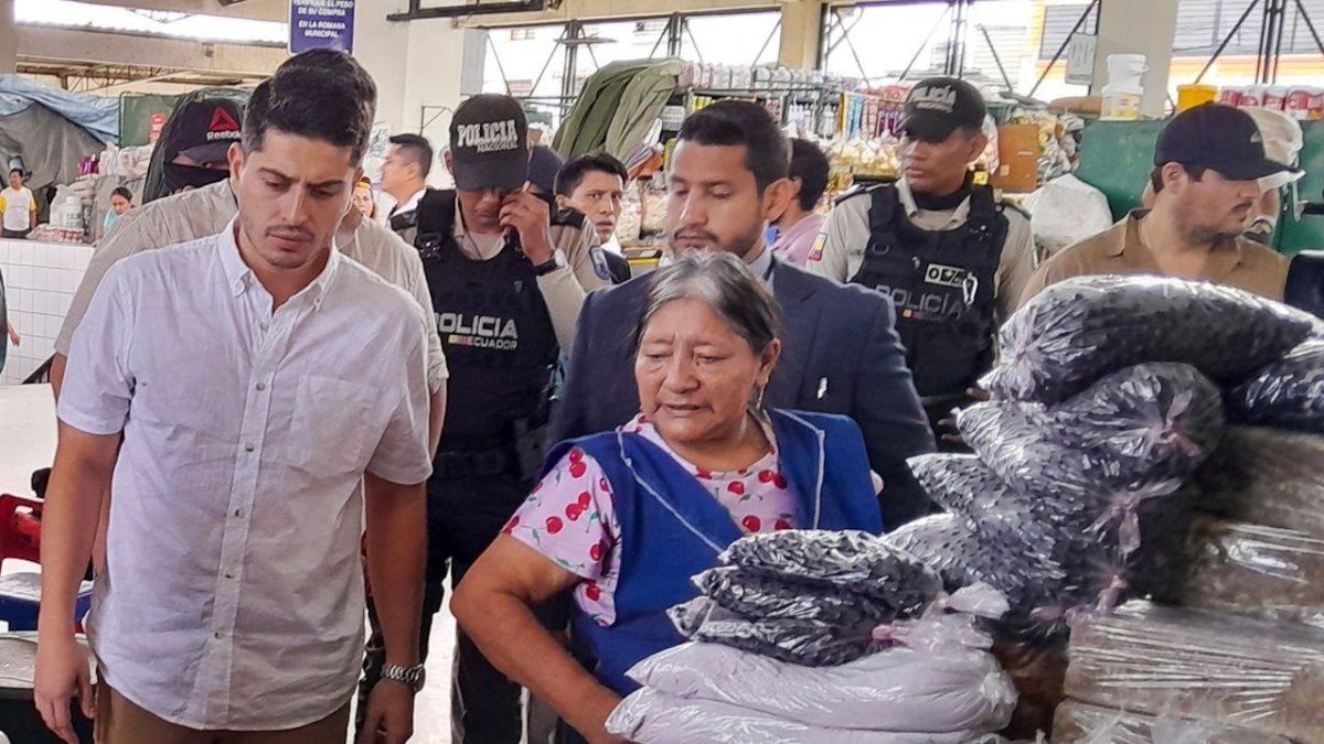 Control. La Intendencia de Guayas hizo operativo en los mercados.