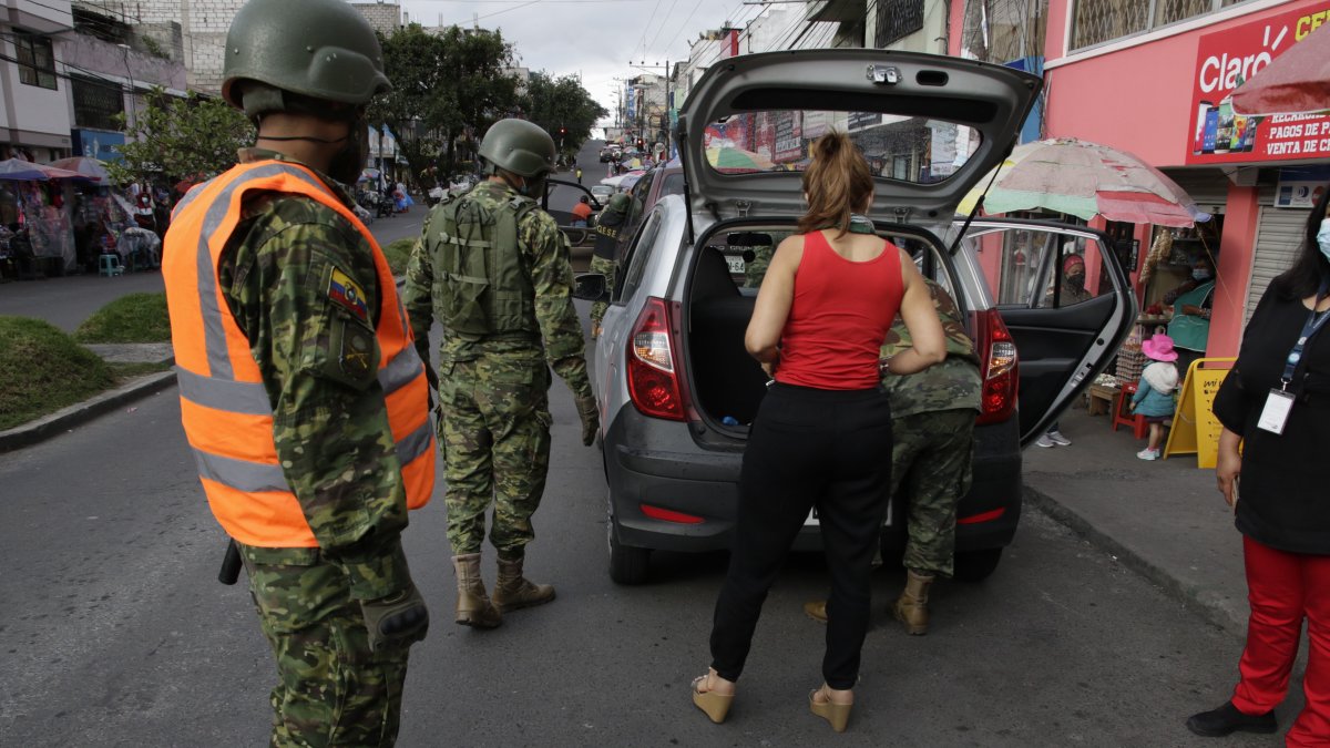 Un operativo de las Fuerzas Armadas en un sector del Comite del Pueblo, en Quito.