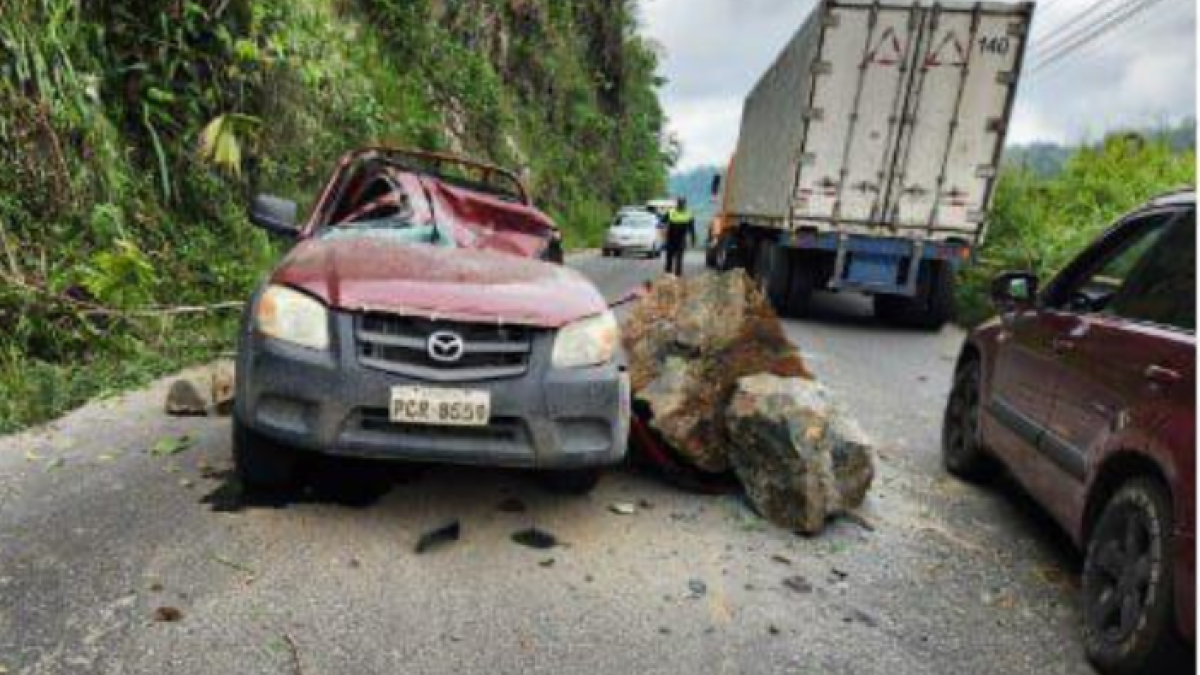 Una piedra cayó sobre un vehículo