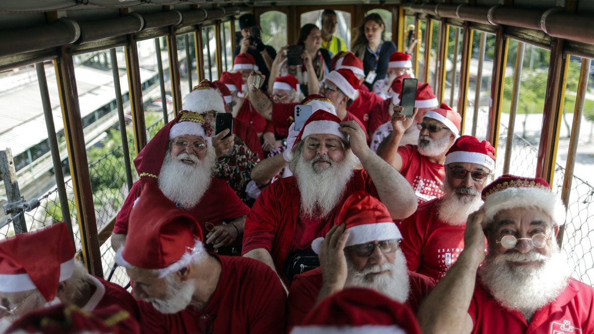 Hombres disfrazados de Papá Noel abordan el turístico 