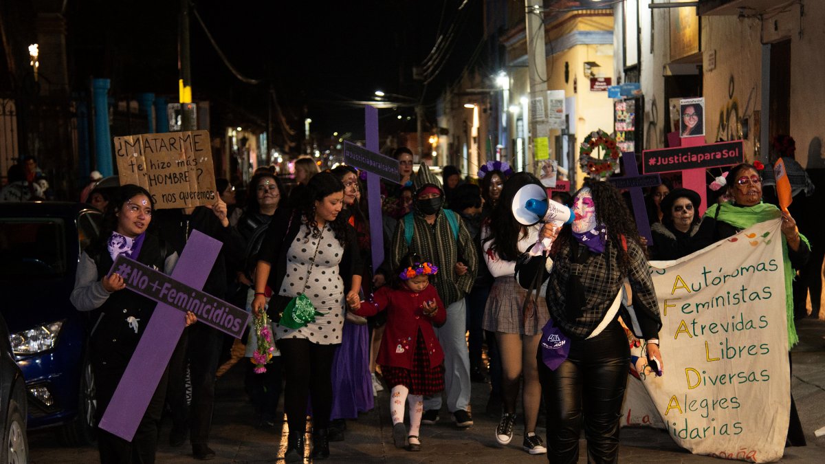Mujeres disfrazadas de catrinas se manifiestan para recordar a sus compañeras víctimas de feminicidios hoy, en el municipio de San Cristobal de las Casas, Chiapas (México).