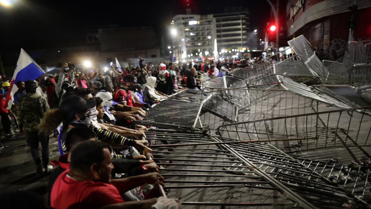 Miles de personas salen a la calle para protestar contra el contrato entre el Estado y Minera Panamá, subsidiaria de First Quantum Mineral, este 31 de octubre de 2023 en Ciudad de Panamá.