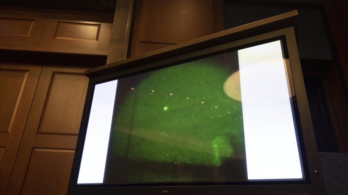 Vista de una pantalla donde se registra lo que parece ser ovnis o fenómenos aéreos no identificados (UAP, en inglés), en una fotografía de archivo.